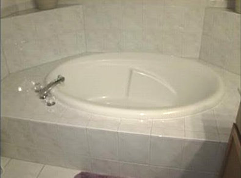 Kathleen Savio died in this bathtub. Source: A Candy Rose.