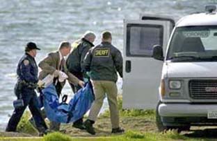 Police remove tarp with remains of Laci Peterson from bay